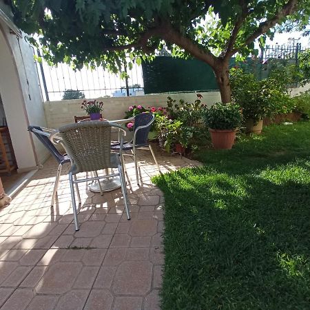 Flat With Garden Near Sea, Port And Airport Daire Artemida  Dış mekan fotoğraf
