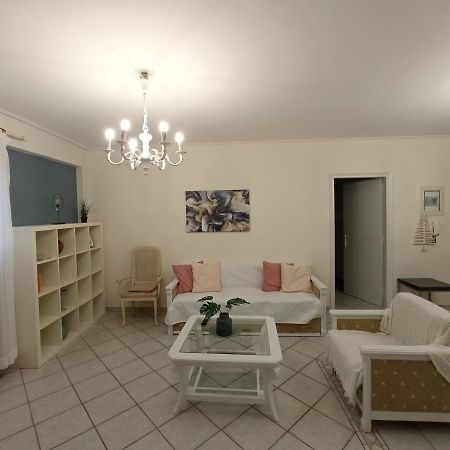 Flat With Garden Near Sea, Port And Airport Daire Artemida  Dış mekan fotoğraf